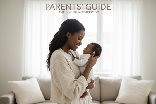 Maman tenant son bébé avec amour - Parentalité naturelle et bienveillante