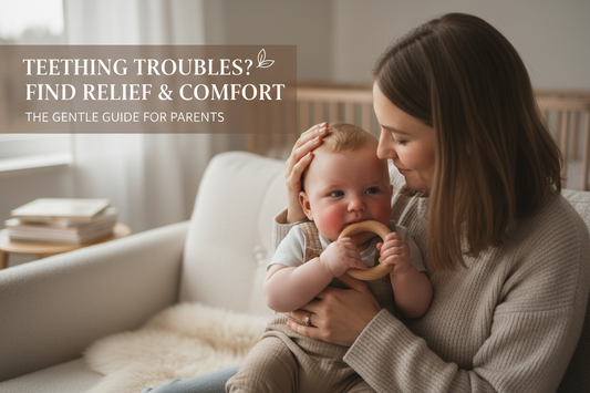 Poussée dentaire bébé - Maman réconfortant bébé avec hochet dentition naturel