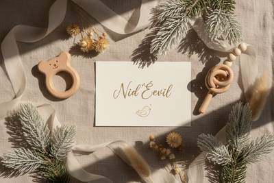 Carte cadeau bébé Montessori Nid'Éveil avec décoration Noël naturelle et jouets bois