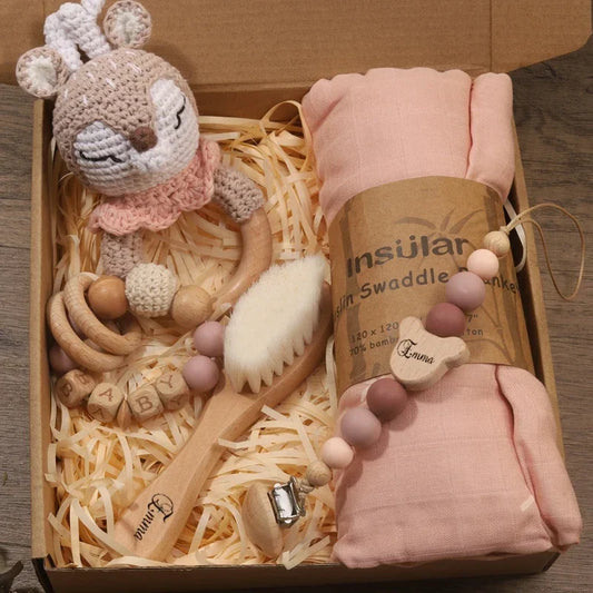 Coffret cadeau bébé fille rose - Hochet Biche bois, mousseline et accessoires Montessori