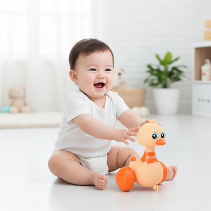 Bébé asiatique jouant avec canard à roulettes jaune - Jouet d'éveil