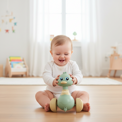 Bébé blanc jouant avec canard à roulettes vert - Jouet Montessori