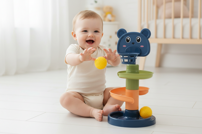 Bébé jouant avec un circuit à balles Montessori en bois - Tour à balles 3 niveaux Nid'Éveil