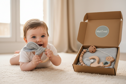 Bébé avec coffret cadeau naissance gris - Hochet bois, mousseline et attache-tétine Montessori
