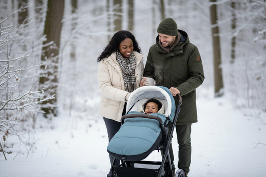 Famille heureuse avec chancelière poussette aqua - Balade forêt hiver