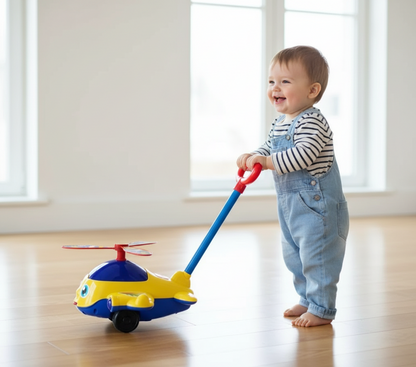 Petit garçon utilisant un trotteur hélicoptère musical Montessori jaune et bleu sous le regard fier de ses parents - Jouet d'éveil motricité bébé Nid'Éveil