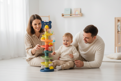 Famille jouant avec circuit à balles Montessori 7 niveaux - Tour à balles 45cm Nid'Éveil"